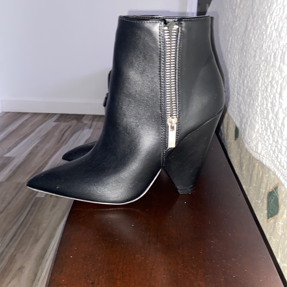 Black point toe boots with side zipper